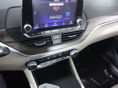 Used 2025 Nissan Altima 2.5 SV FWD image 15