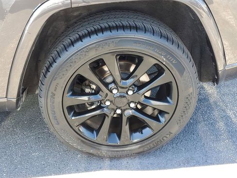 Used 2019 Jeep Grand Cherokee Altitude image 5