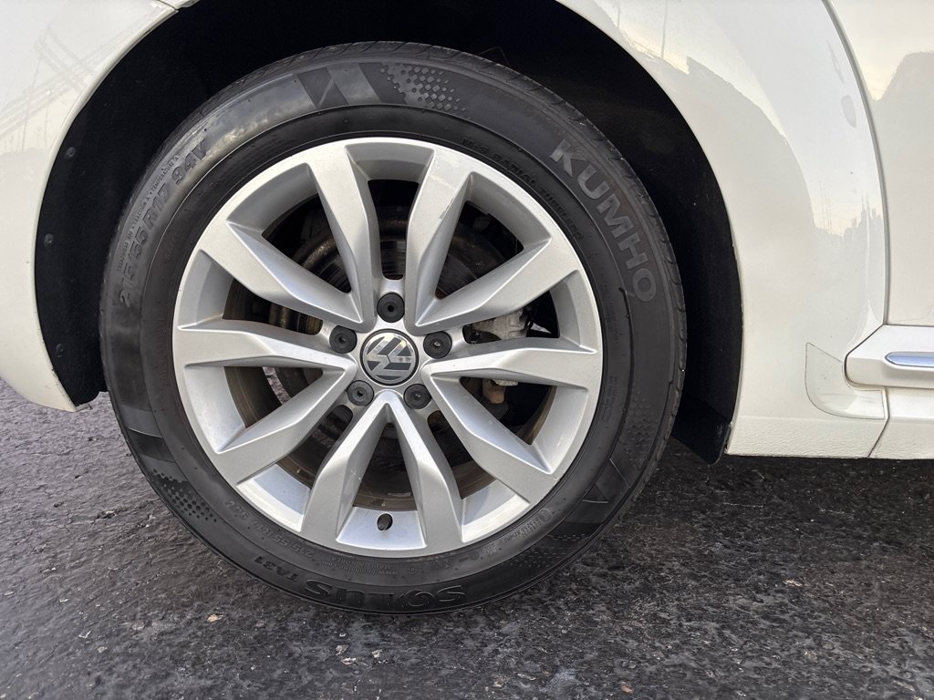 Used 2013 Volkswagen Beetle TDI FWD image 41