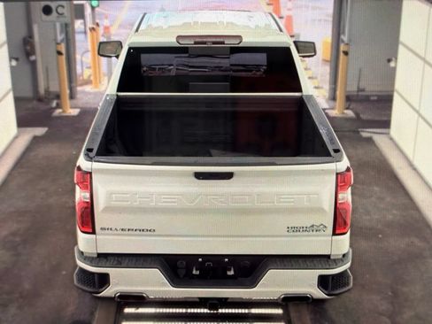 Used 2019 Chevrolet Silverado 1500 High Country w/ Technology Package AWD/4WD image 3