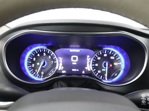 Used 2020 Chrysler Pacifica Limited FWD image 32