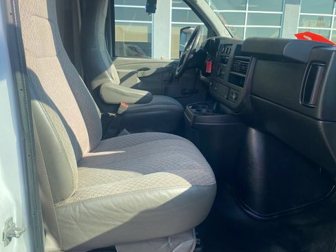 Used 2017 Chevrolet Express 4500 Extended RWD image 16