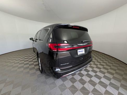 Used 2023 Chrysler Pacifica Touring-L FWD image 11