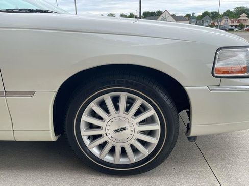Used 2003 Lincoln Town Car Executive RWD image 18