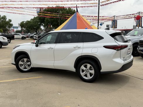 Used 2025 Toyota Highlander LE FWD image 11