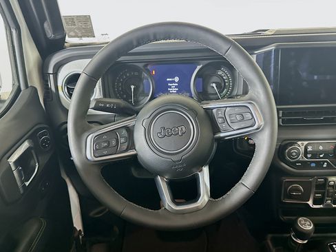 Used 2025 Jeep Wrangler Sahara image 17
