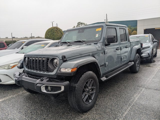 Used 2024 Jeep Gladiator Sport AWD/4WD image 2