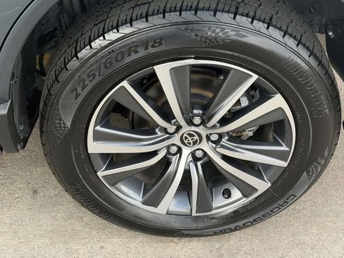 Used 2022 Toyota Venza LE AWD/4WD image 7