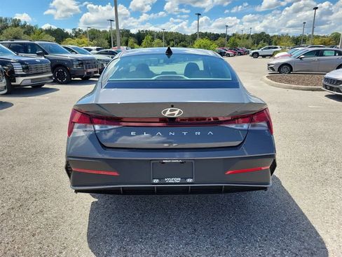 New 2025 Hyundai Elantra SE image 9