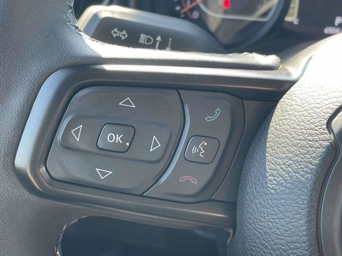 Used 2025 Jeep Gladiator Mojave w/ Convenience Group AWD/4WD image 21