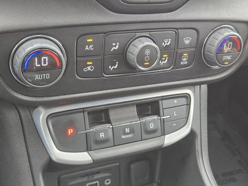 Used 2024 GMC Terrain SLT image 28