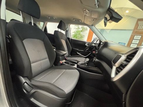 Used 2025 Kia Soul LX w/ LX Technology Package FWD image 12