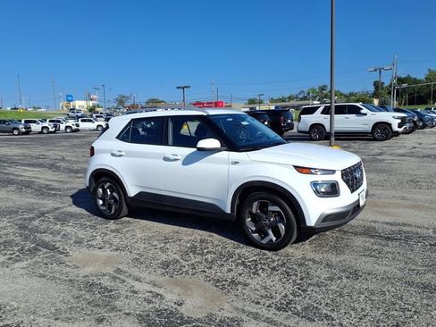 Used 2025 Hyundai Venue SEL FWD image 2