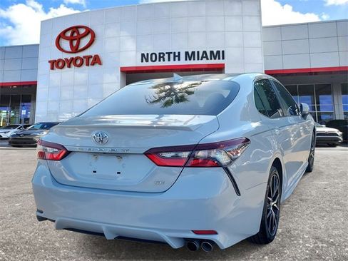 Used 2022 Toyota Camry SE image 4