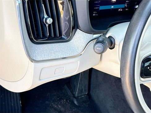 Used 2023 Volvo XC60 B5 Plus image 11