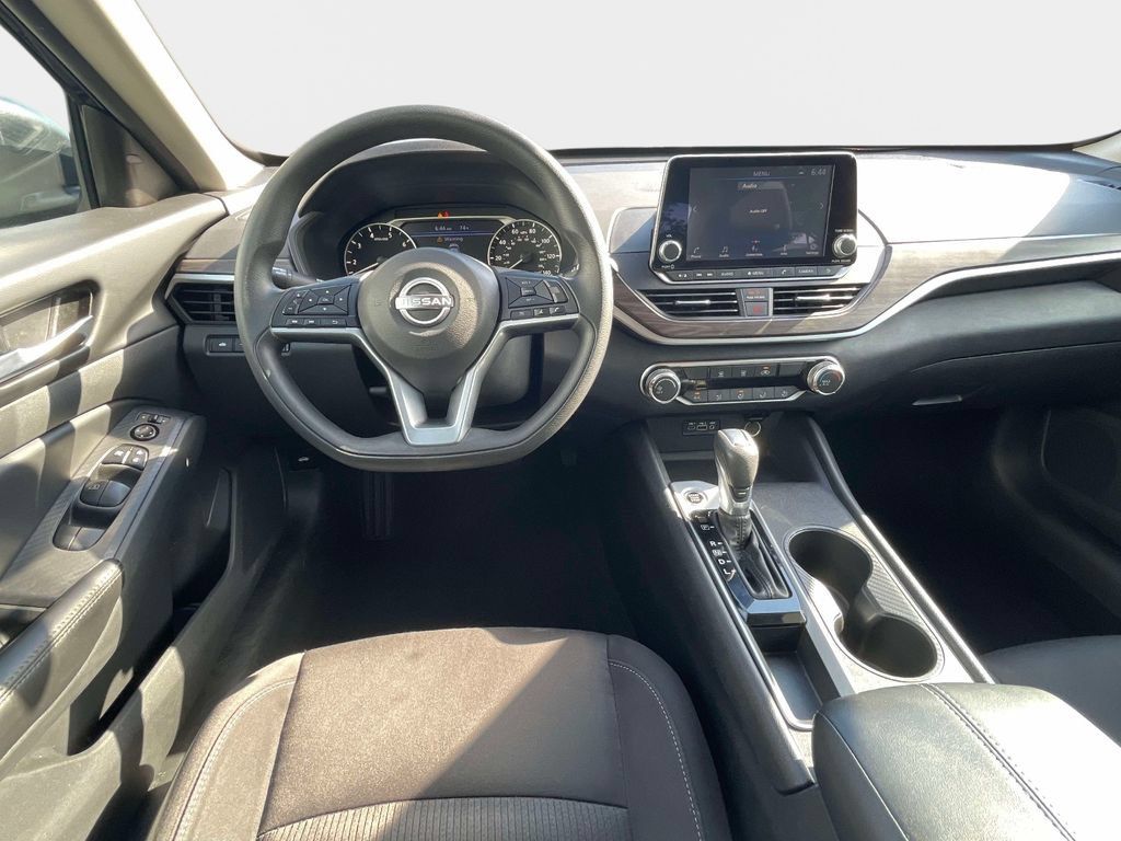 Used 2025 Nissan Altima 2.5 SV FWD image 11