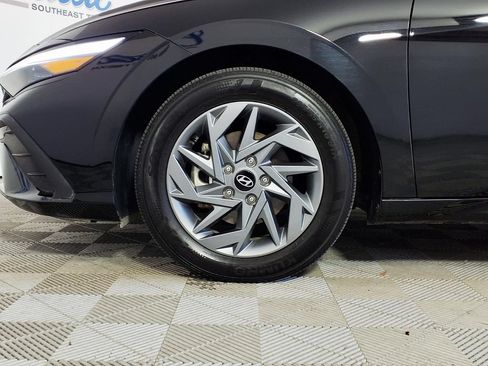 Used 2025 Hyundai Elantra Hybrid FWD image 7