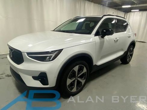 Used 2023 Volvo XC40 B5 Plus w/ Driver Assist Package AWD/4WD image 1