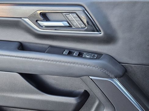 Used 2025 GMC Yukon XL Denali image 31