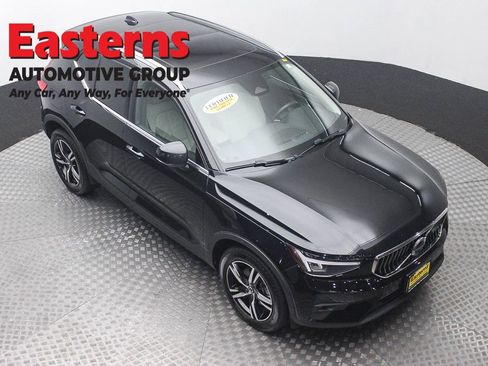Used 2023 Volvo XC40 B5 Plus AWD/4WD image 3