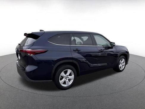Used 2025 Toyota Highlander LE FWD image 13