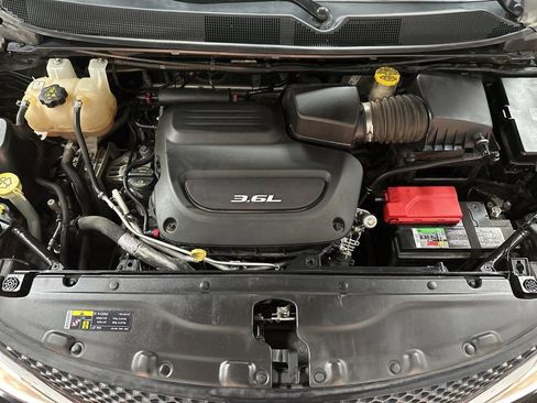 Used 2017 Chrysler Pacifica Touring-L FWD image 37