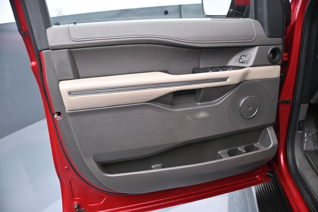 Used 2020 Ford Expedition XLT w/ Equipment Group 202A AWD/4WD image 19