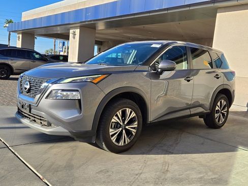 Used 2022 Nissan Rogue SV image 2