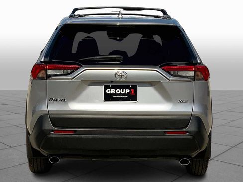 Used 2022 Toyota RAV4 XLE Premium FWD image 5