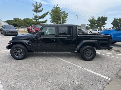 New 2025 Jeep Gladiator Sport image 17