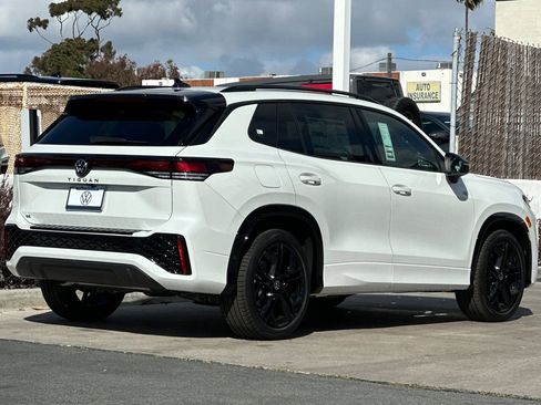 New 2026 Volkswagen Tiguan SE R-Line FWD image 5