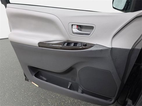 Used 2017 Toyota Sienna XLE Premium image 27