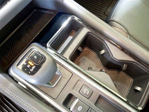 Used 2024 Nissan Pathfinder Platinum image 17