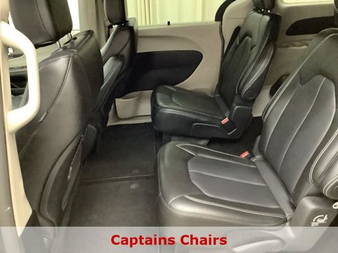 Used 2024 Chrysler Pacifica Touring-L FWD image 22