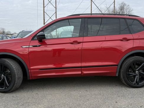 Used 2024 Volkswagen Tiguan SE R-Line image 2