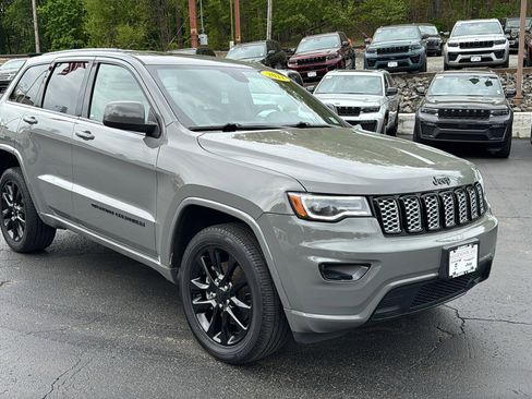 Certified 2022 Jeep Grand Cherokee Laredo X AWD/4WD image 12