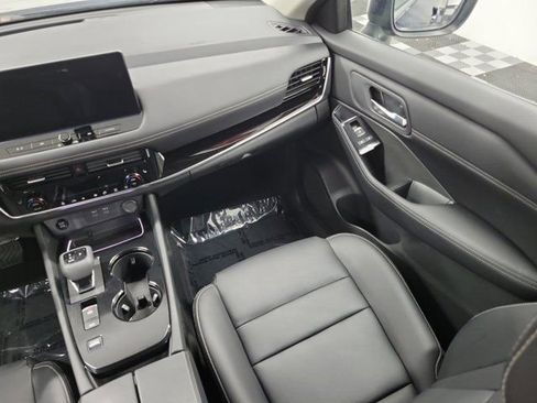 Certified 2025 Nissan Rogue SL FWD image 16