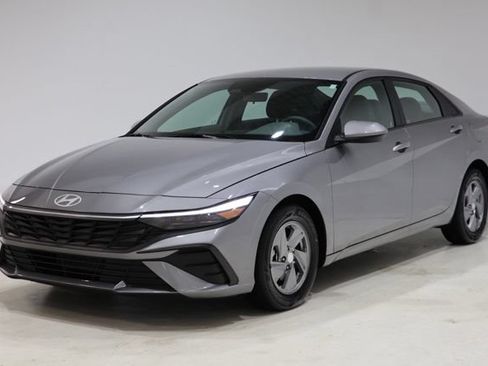 Used 2025 Hyundai Elantra SE FWD image 3