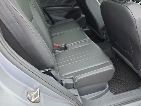 Used 2023 Volkswagen Tiguan SE w/ Panoramic Sunroof Package AWD/4WD image 12