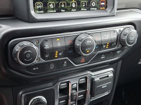 Used 2021 Jeep Wrangler Unlimited Sahara AWD/4WD image 17