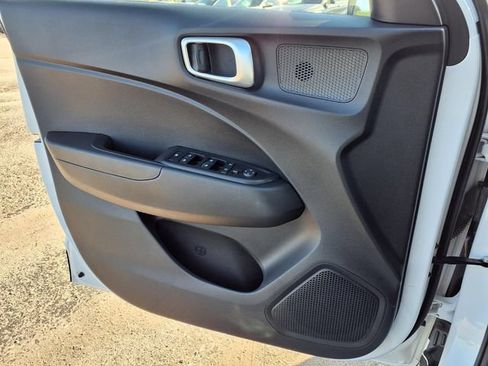 Used 2025 Hyundai Venue SEL FWD image 29