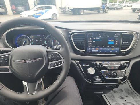Used 2025 Chrysler Pacifica Select FWD image 12