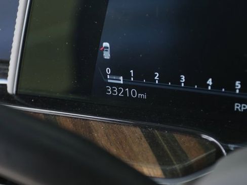 Used 2021 Cadillac Escalade Premium Luxury Platinum image 18