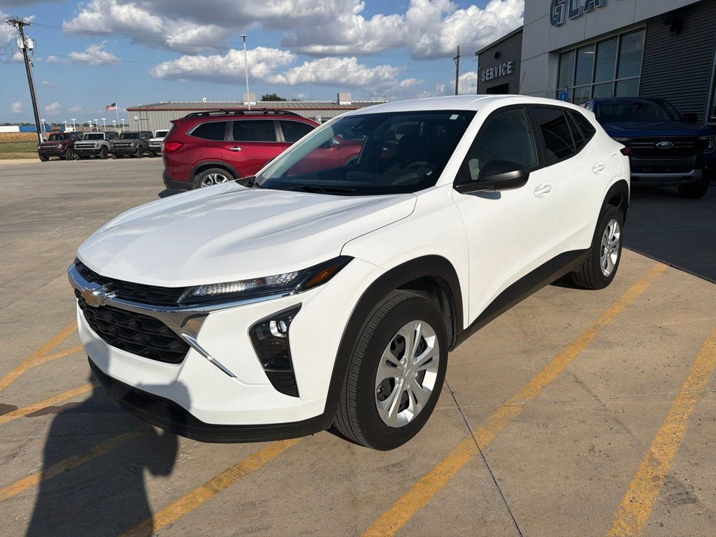 Used 2026 Chevrolet Trax LS FWD image 3