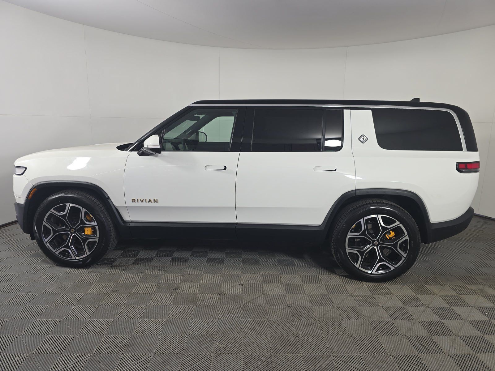 Used 2022 Rivian R1S Launch Edition Quad AWD/4WD image 2