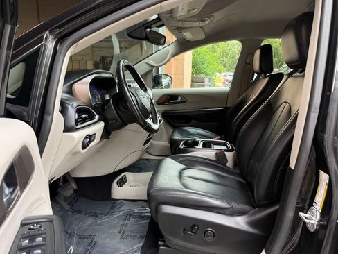 Used 2019 Chrysler Pacifica Touring-L FWD image 9