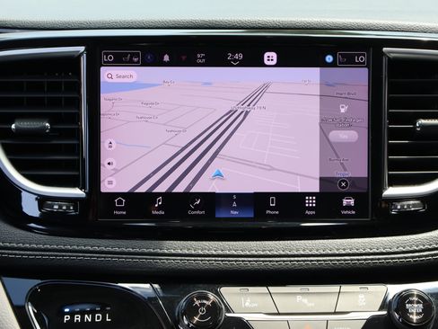 Used 2023 Chrysler Pacifica Limited FWD image 3
