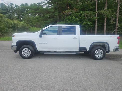Used 2025 Chevrolet Silverado 2500 LT w/ Convenience Package AWD/4WD image 2