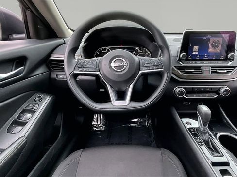 Used 2024 Nissan Altima 2.5 SV image 10