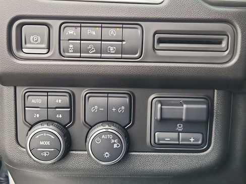 Used 2023 Chevrolet Tahoe Z71 w/ Z71 Off-Road Package AWD/4WD image 18